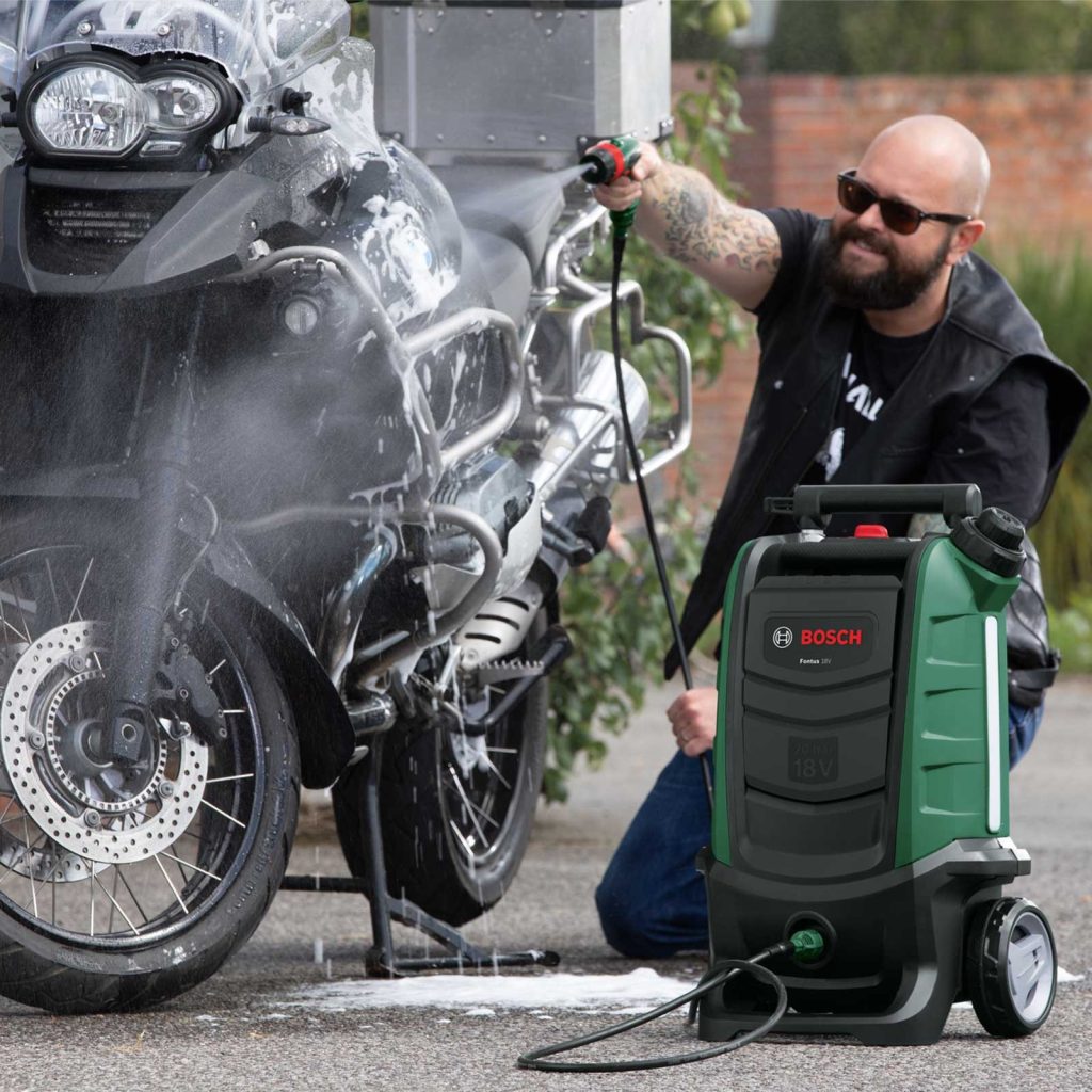 Battery-powered high-pressure cleaners are available with and without an integrated water tank.