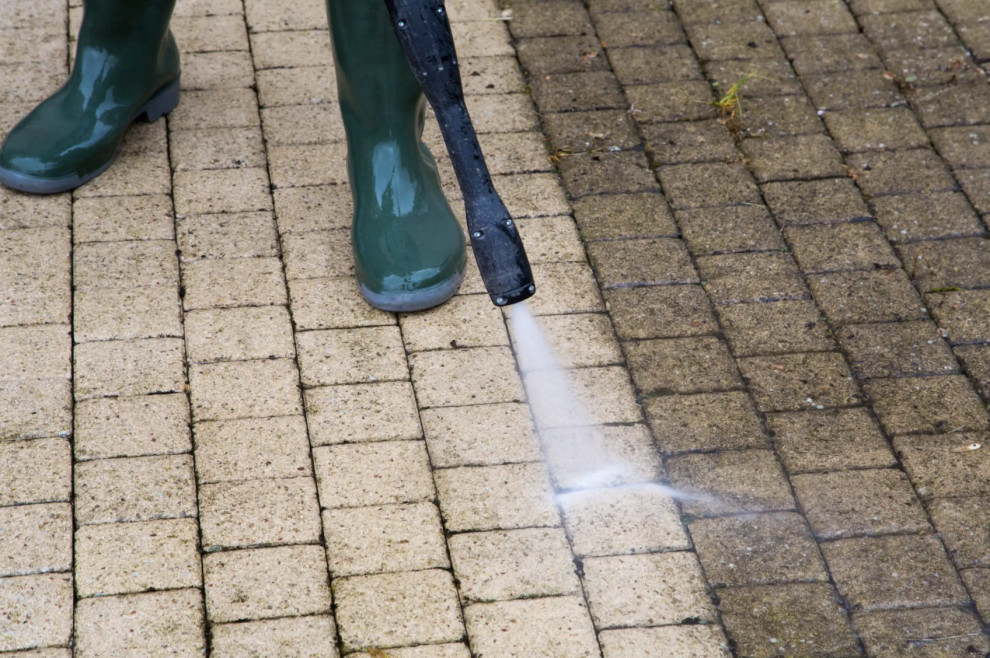 Cleaning and sealing paving stones – costs & price examples